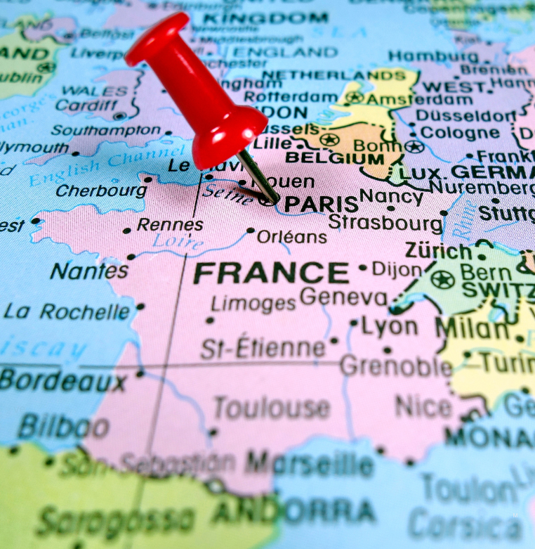 Pourquoi les Français adorent les mots croisés ? Découvrez leur histoire, leurs bienfaits, des chiffres clés et l’évolution numérique de ce jeu culte.