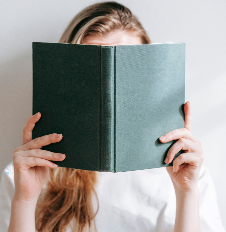 Découvrez comment les mots croisés hebdomadaires stimulent la mémoire, enrichissent le vocabulaire et apaisent l’esprit, tout en cultivant la langue française.